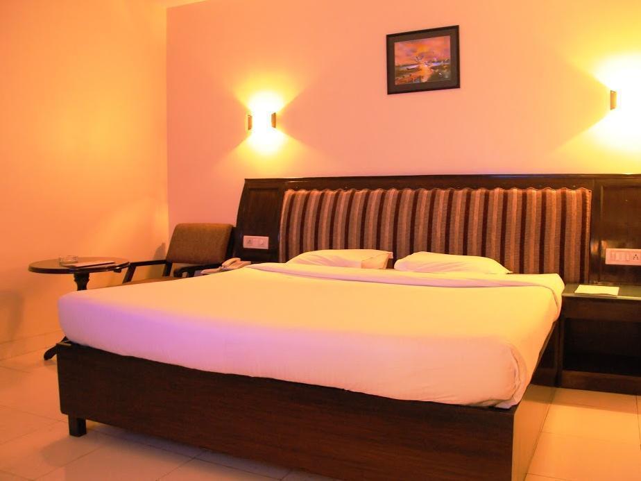 Treebo Trend Grand Plaza Nampally Hyderabad Exterior photo