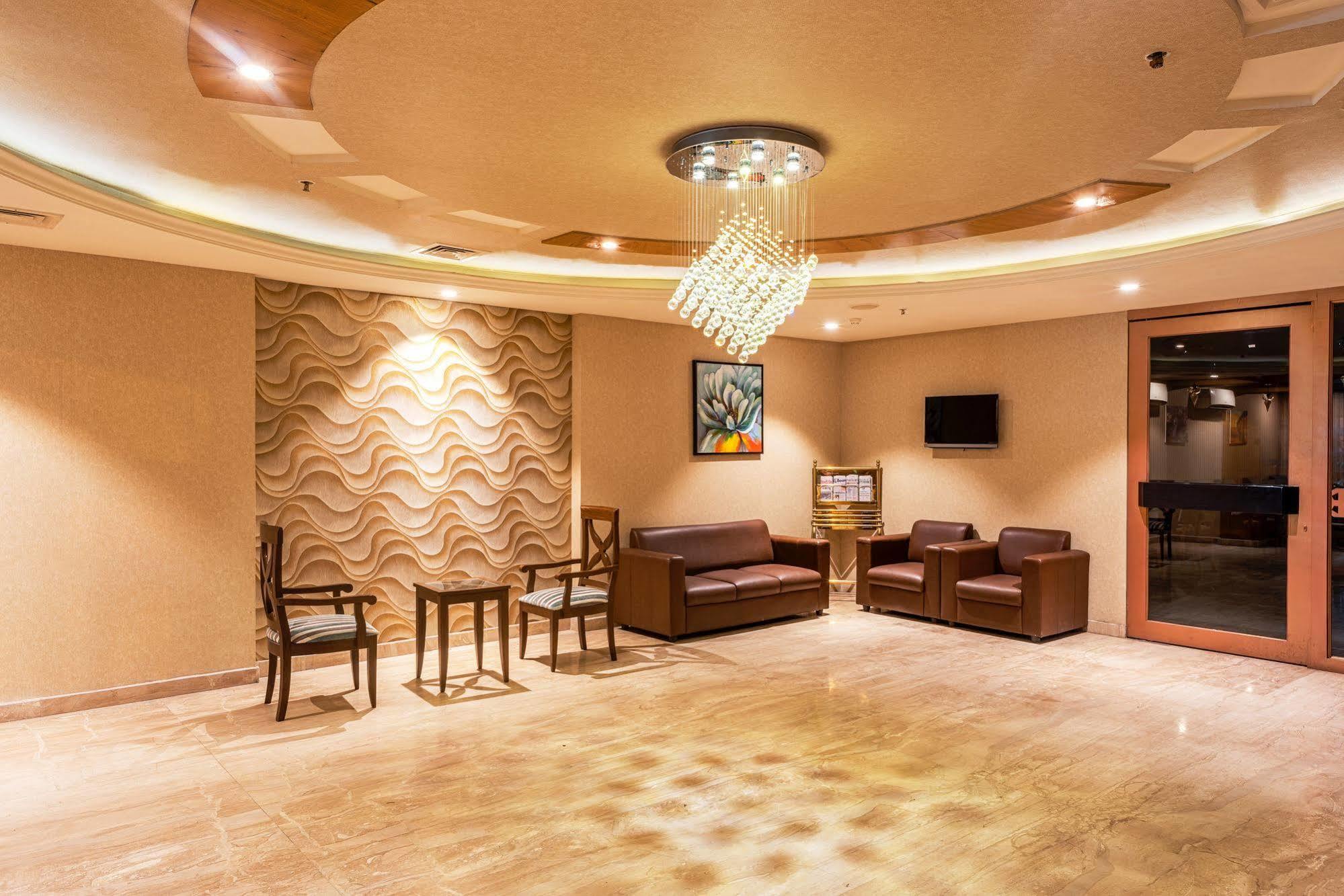 Treebo Trend Grand Plaza Nampally Hyderabad Exterior photo