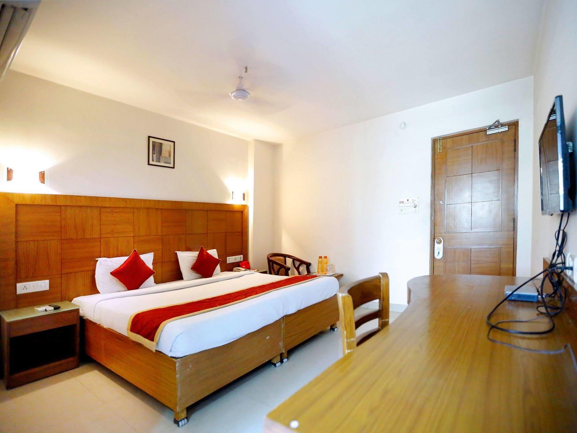 Treebo Trend Grand Plaza Nampally Hyderabad Exterior photo